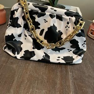 Can be worn with vibrant colors such as green, orange or yellow.